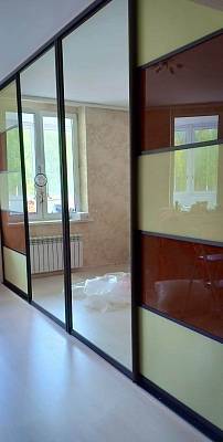 Проект №178. Шкаф-купе в гостиную с зеркальными и цветными стеклянными вставками