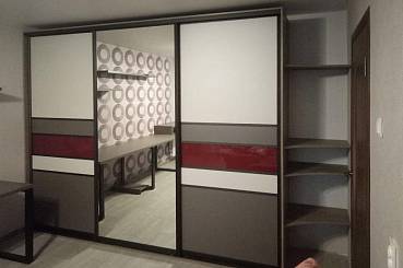 Проект №66. Шкафы-купе и рабочий стол в квартиру для молодой пары