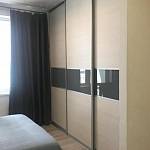 Встроенный шкаф-купе в спальню с серыми вставками из стекла