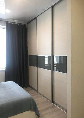 Проект №141. Встроенный шкаф-купе в спальню с серыми вставками из стекла