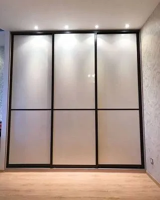 Проект №109. Шкаф-купе в спальню с дверями из МДФ в глянцевой плёнке