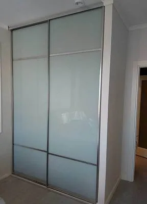 Проект №165. Шкаф-купе с дверями из стекла в плёнке Oracal